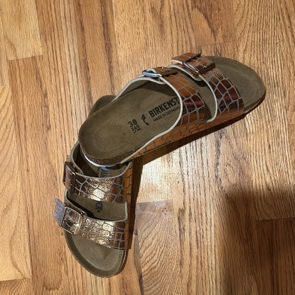 NEW women’s size 7 Birkenstock Copper Croc-Embossed Sandals